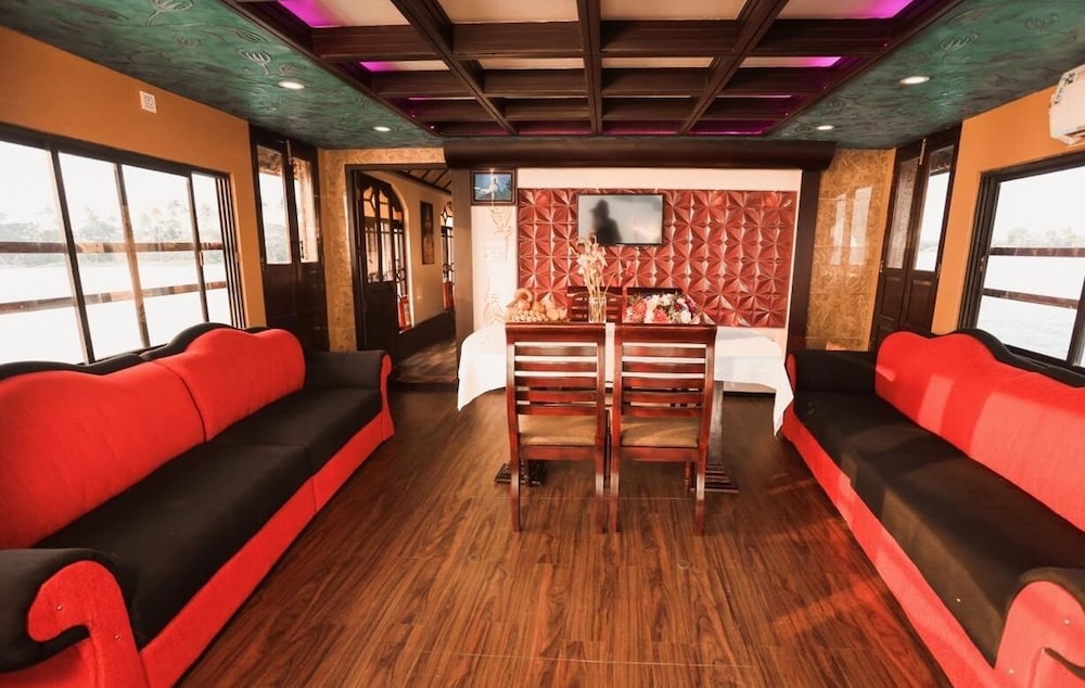 Cosy Houseboats