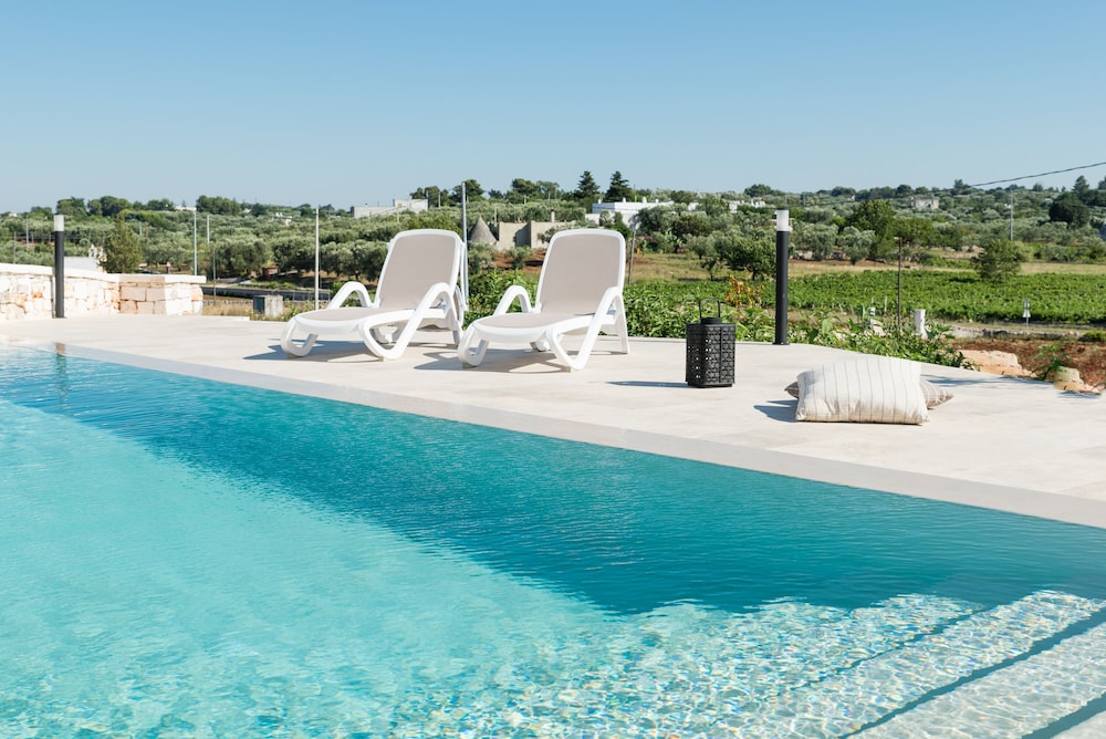 Villa, Trulli e Piscina nel Cuore della Valle d'Itria