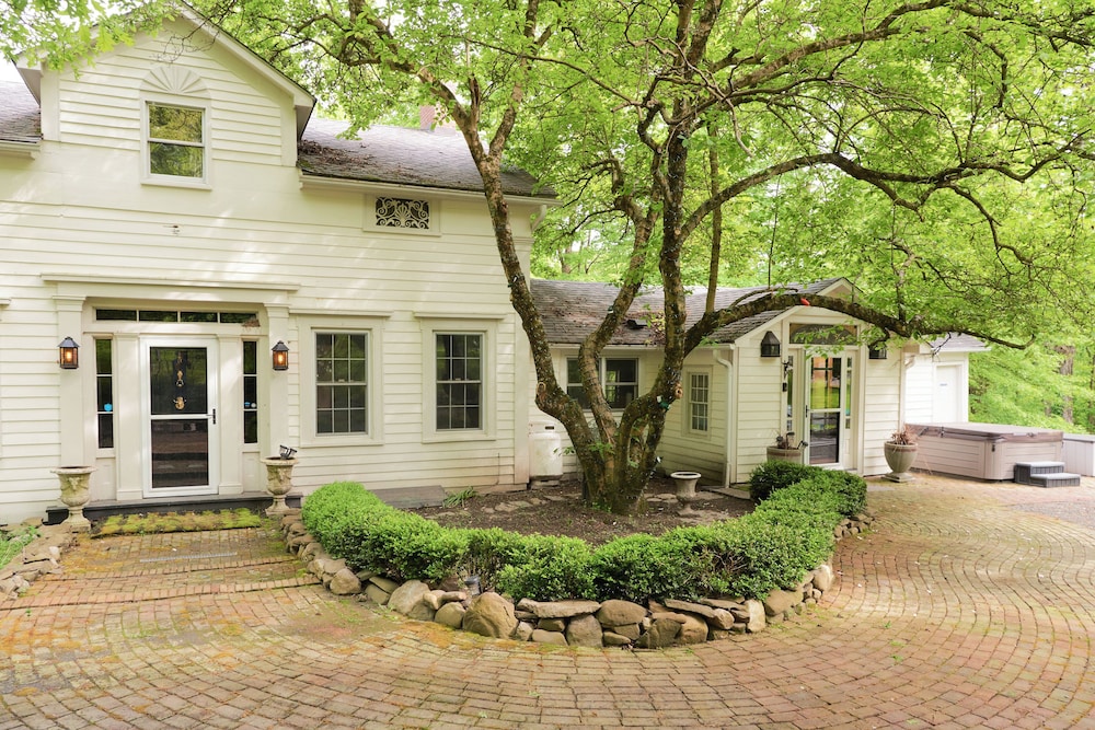 Ulster County Farmhouse Near Waterfalls & Winery! view 4