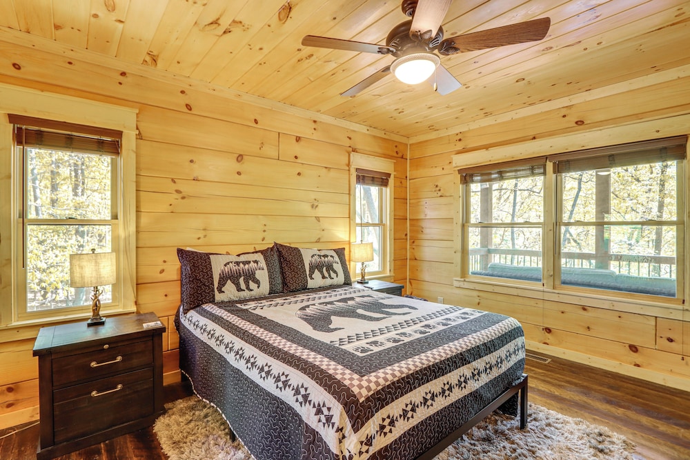Ellijay Mountain Cabin w/ Hot Tub & Spacious Deck