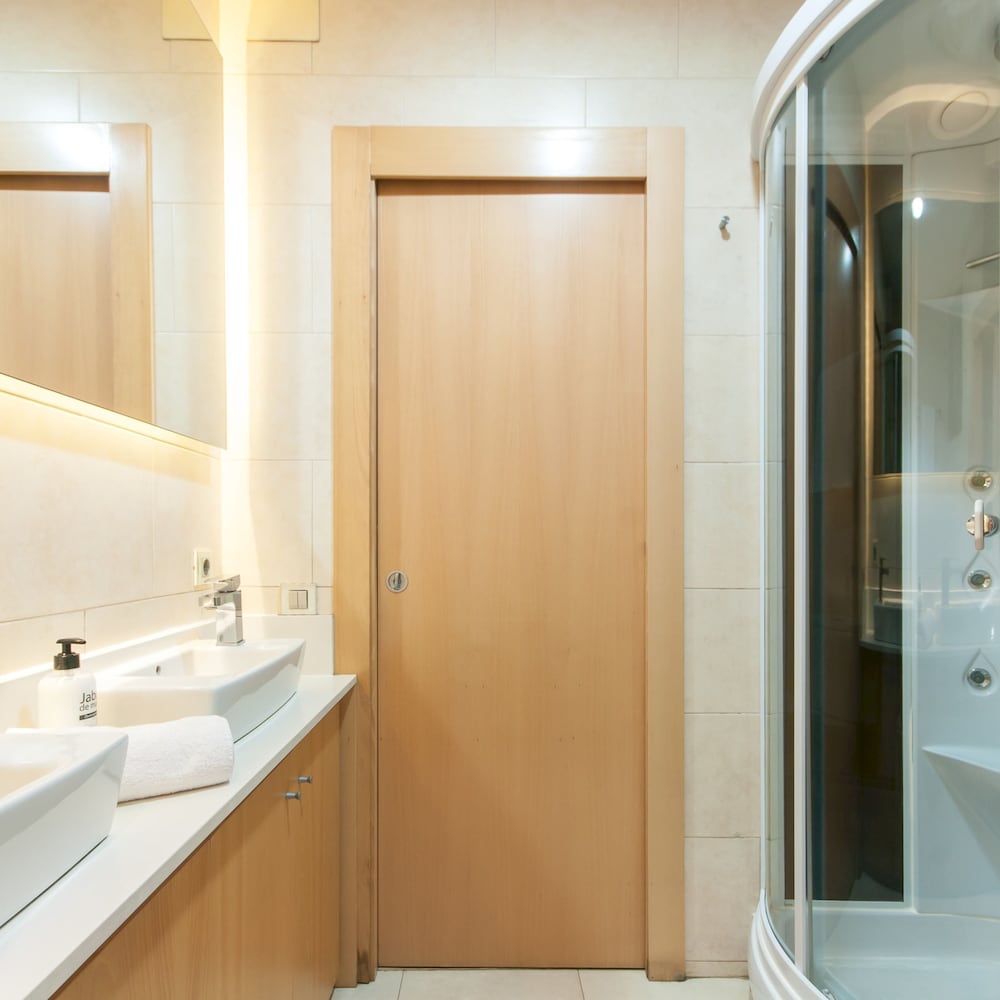 Paseo DE Gracia Modernist Apartment TWO BED TWO Bath By Myrentalhost