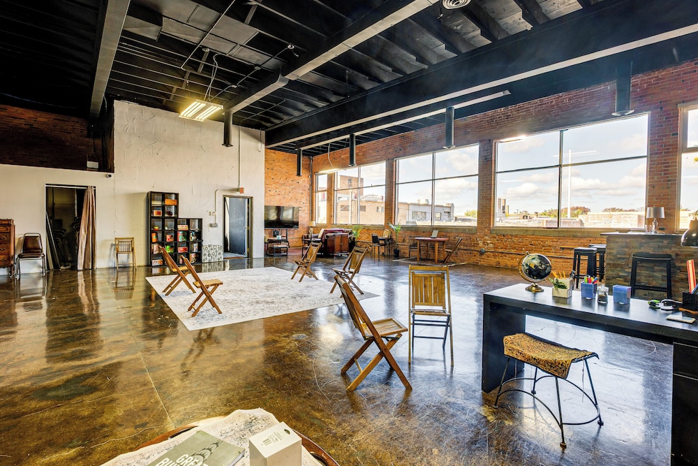 Walk to Huntington Center: 5,000-sq-ft Dtwn Apt