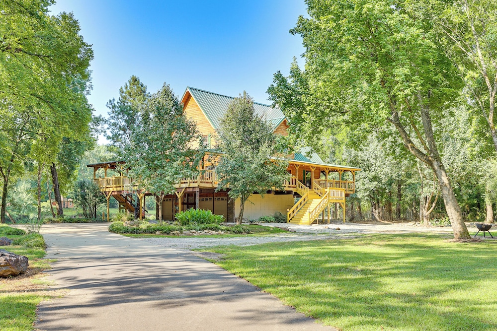 Creek Access, Games: Family-friendly Royal Retreat