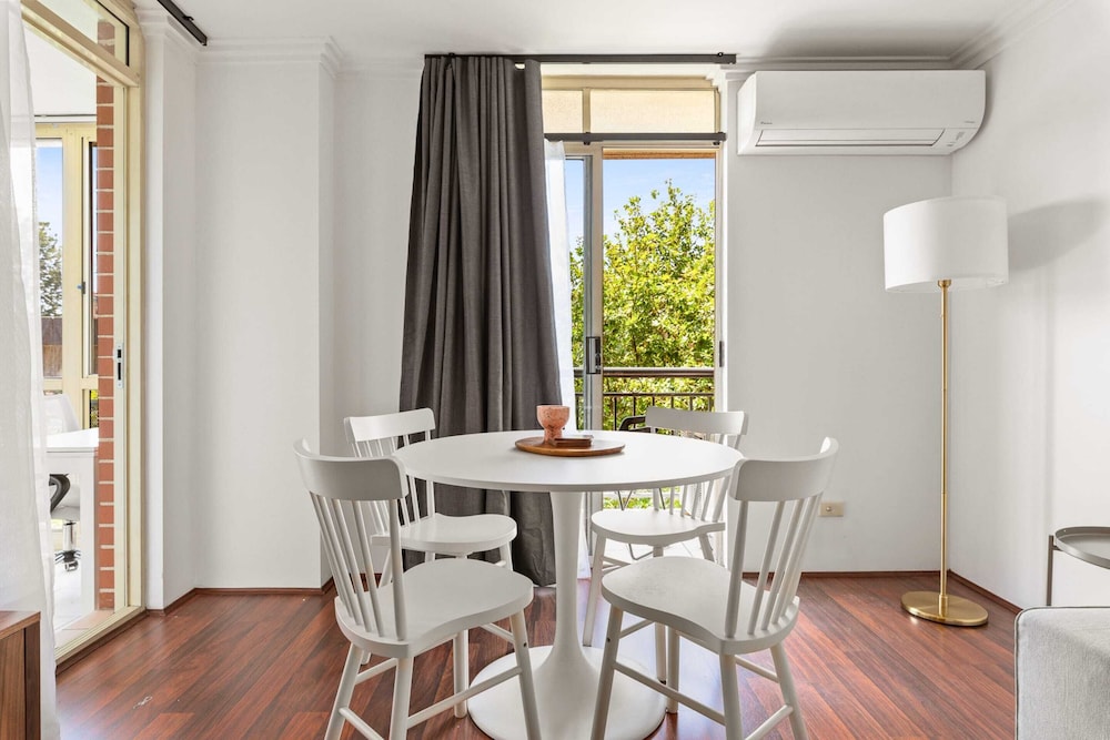 Green Views & Great Location: Inner-city 1-bed