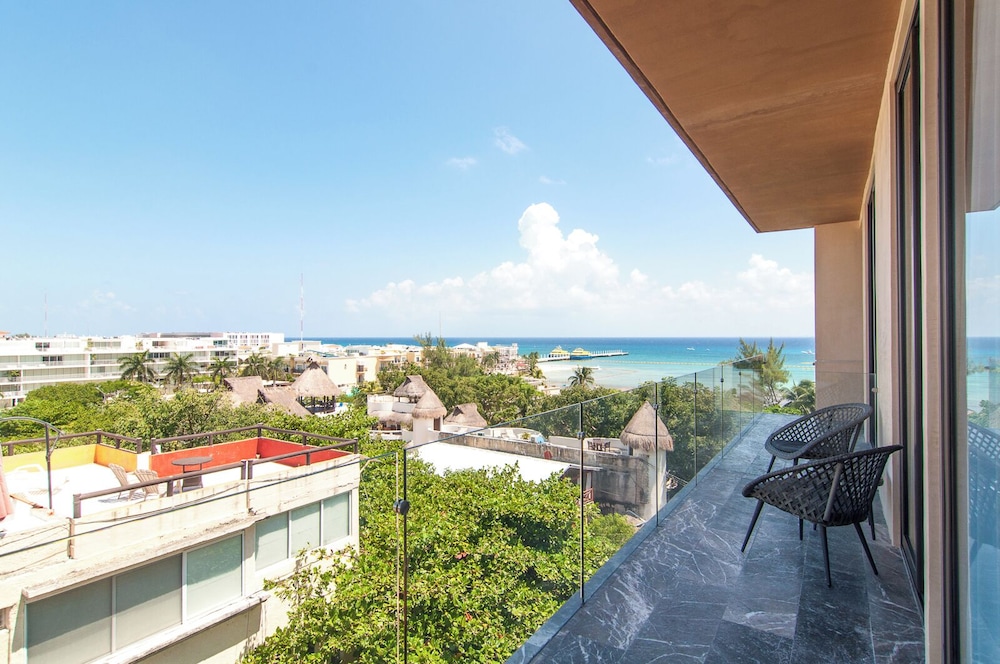 Condos with Oceanview Rooftop Pool