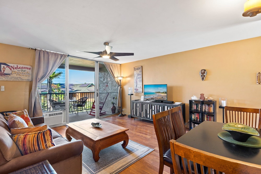 Kalama Terrace P-307 - 3rd-floor Walkup, 7 min Walk to Charley Young Beach, AC!