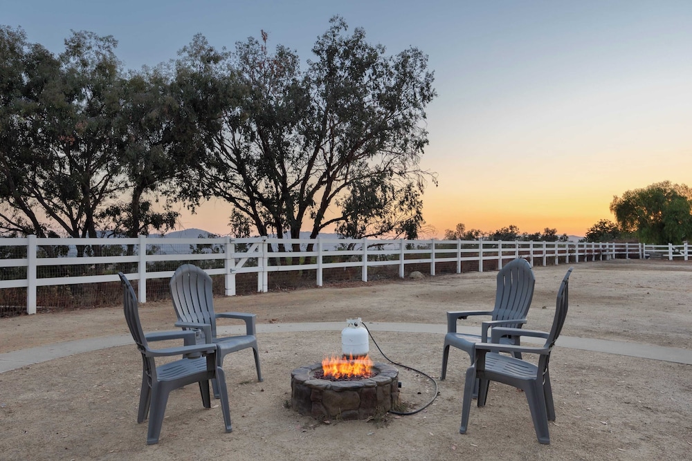 Wine Country Retreat Gorgeous Views, Minutes to Wineries