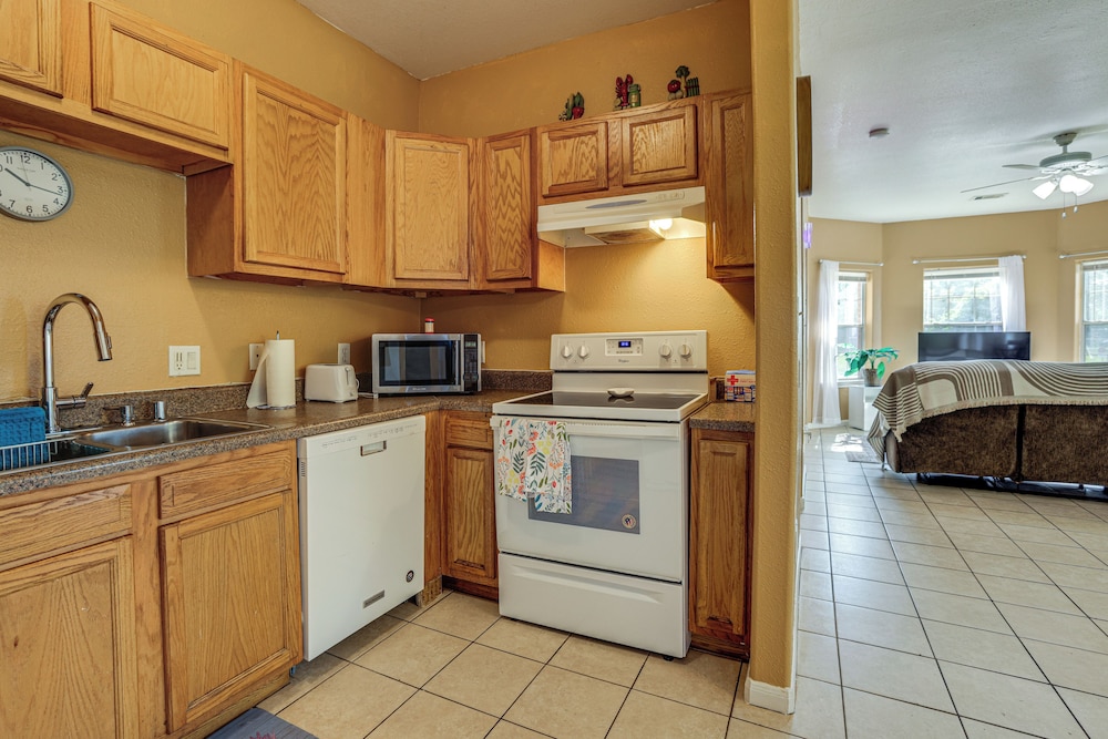 11 Mi to Dtwn Houston: Pet-friendly Home w/ Yard!