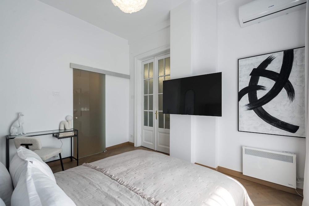 Calea 3BR Victoriei Stunner - Two Living Rooms - Balconies on the Avenue
