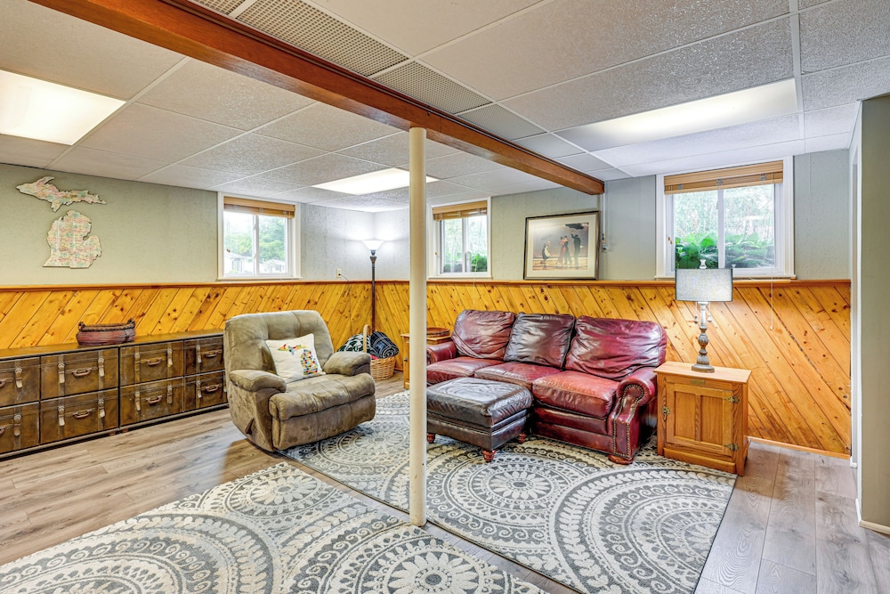 1 Mi to Dtwn: Suburban Home w/ Yard in Owosso