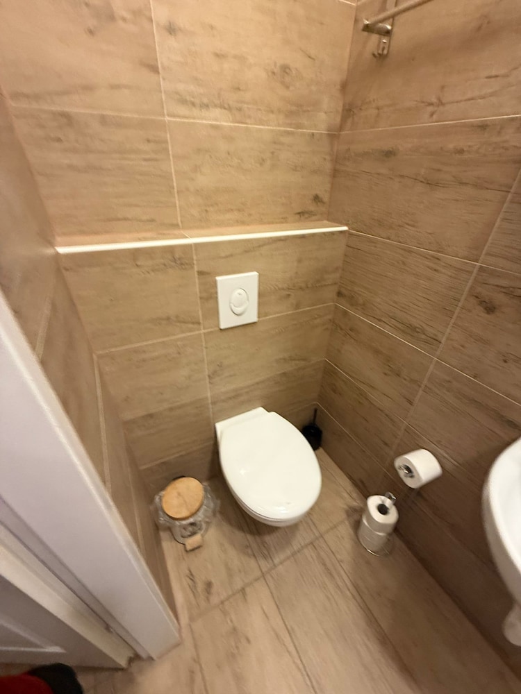 Chic 1BR Apt Walk to Vienna Sights