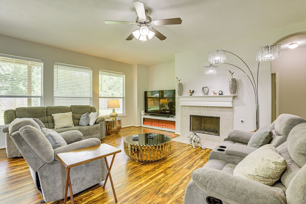 Group-ready Getaway in North Houston!