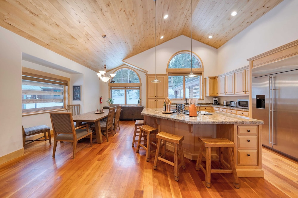 5 Mins to Ski Resort Ping Pong, Pool Table, Deck Donner Ridge by Avantstay