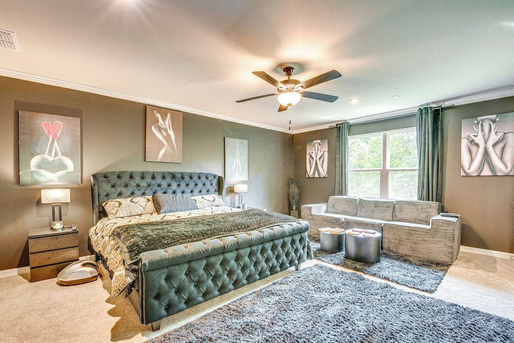 11 Mi to Dtwn: Luxe Atlanta Retreat w/ Deck & Yard