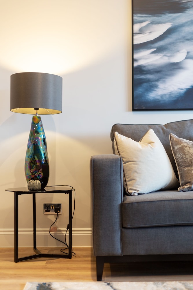 The Carlyle - Elegant Serviced Apartments