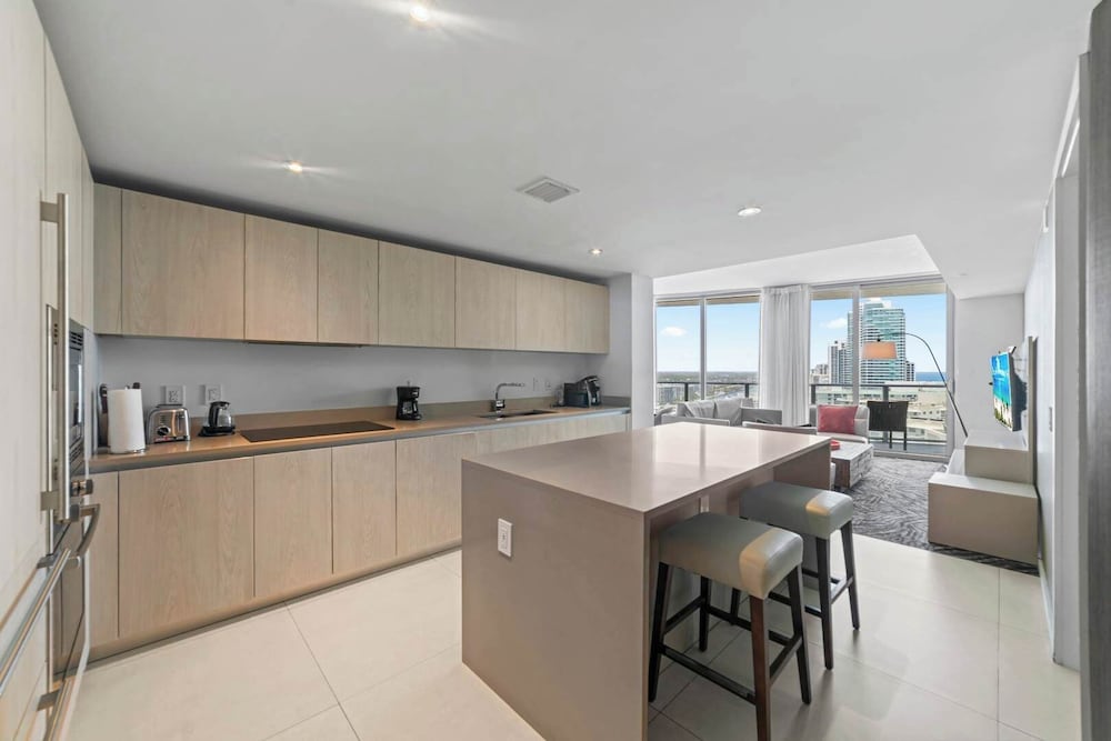 Sunny Balcony - Beautiful Stay for 2 With Ocean Views & Resort Amenities