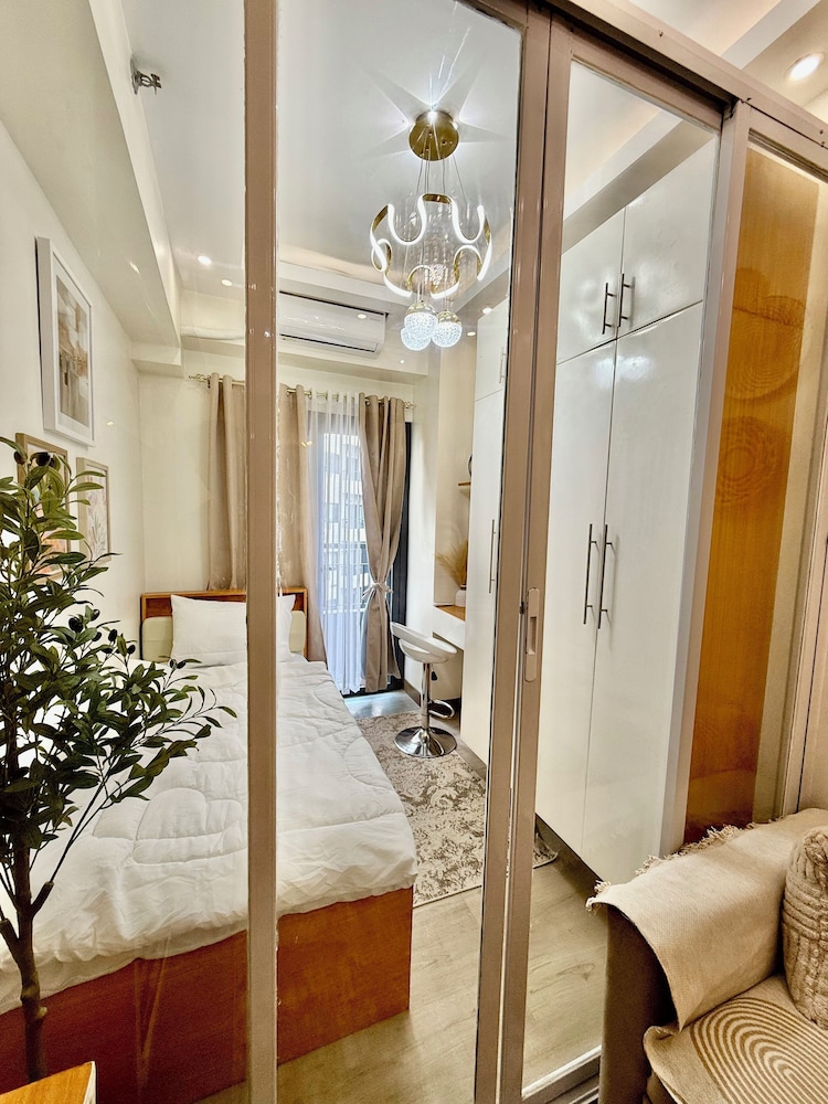 Cozy Retreat w/Balcony Near SM Mall/NAIA Airport
