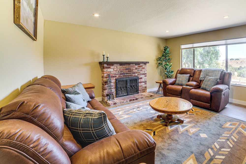 Fenced Yard & Outdoor Bar: Hillside Paicines Home!