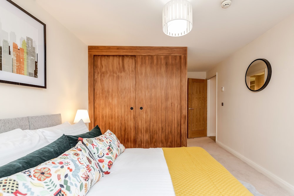 Large Apartment near Windsor Castle view 3