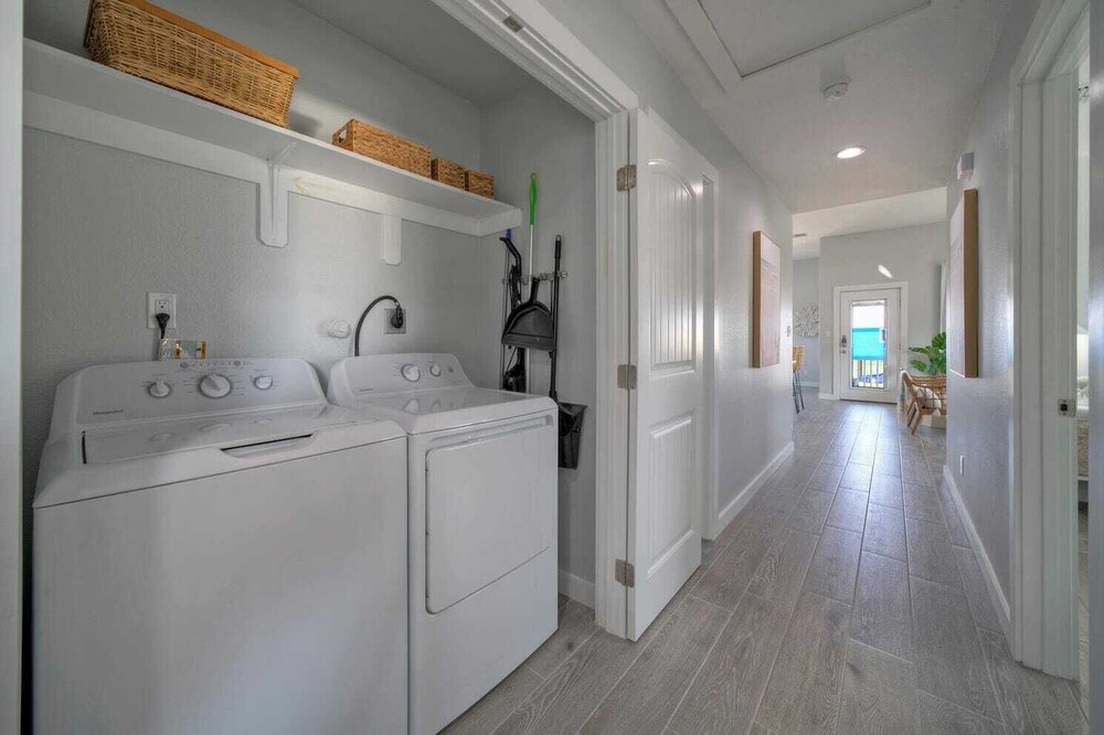 Sleeps 24 2 Homes, Priv Pool, Swing Bar, Patio Lounge Near Nature Preserve