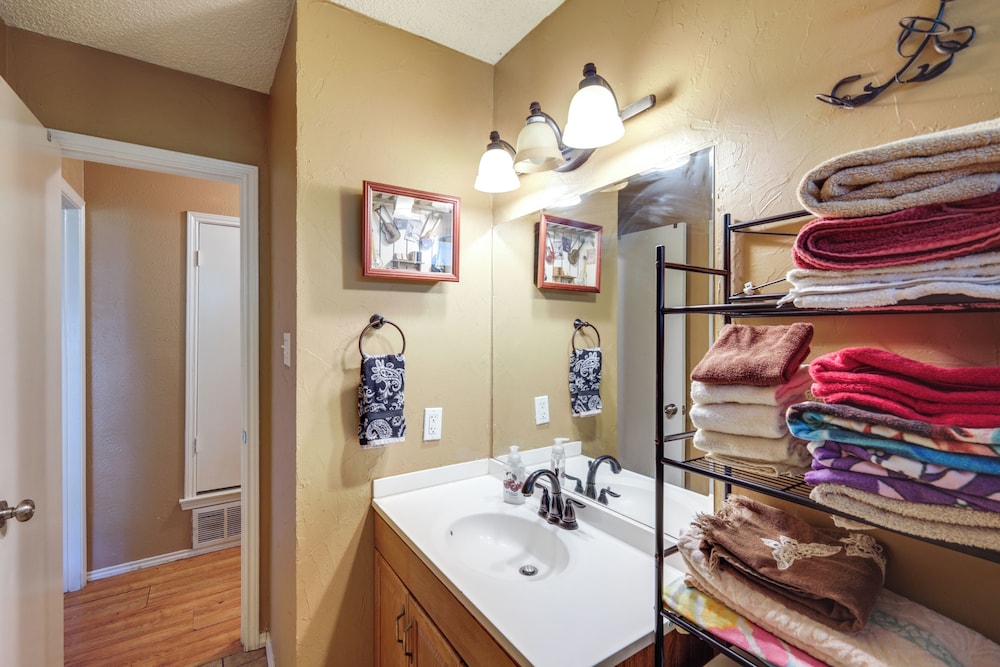 4 Blocks to At&t Stadium: Home w/ Bbq-ready Yard!