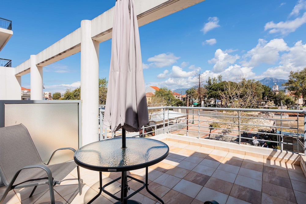 Filiatra Cozy Cental Retreats With Balconies