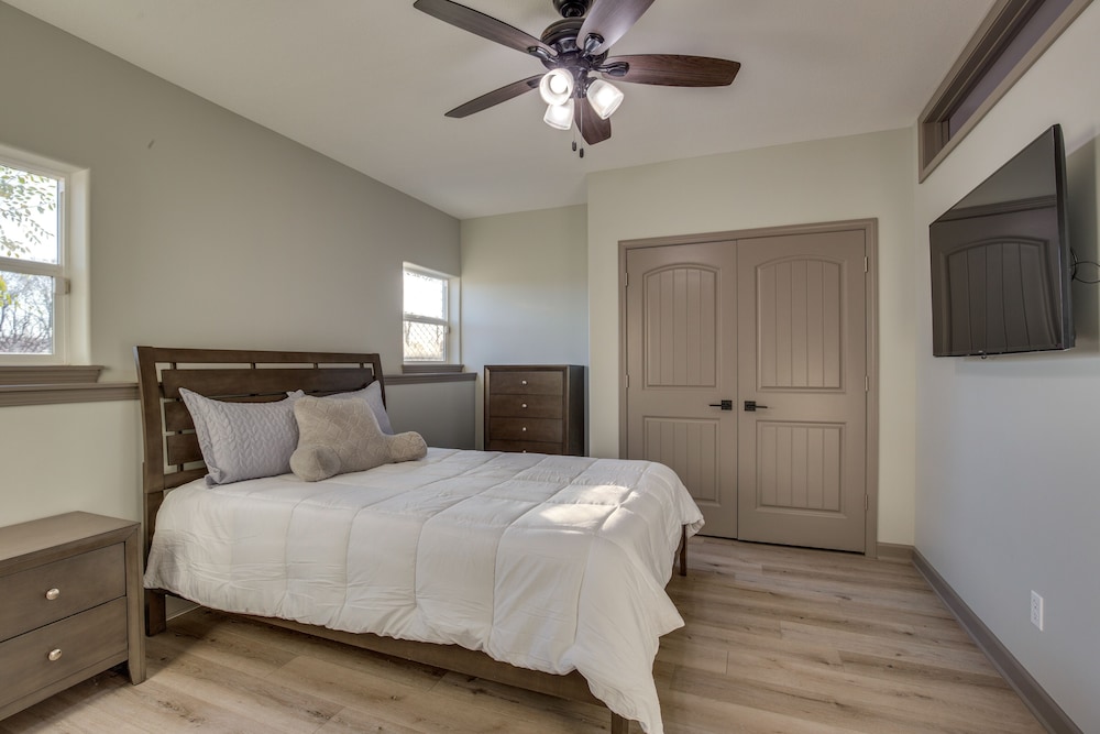 Luxe Missouri Getaway w/ Hot Tub Fire Pit! - Property Image 32