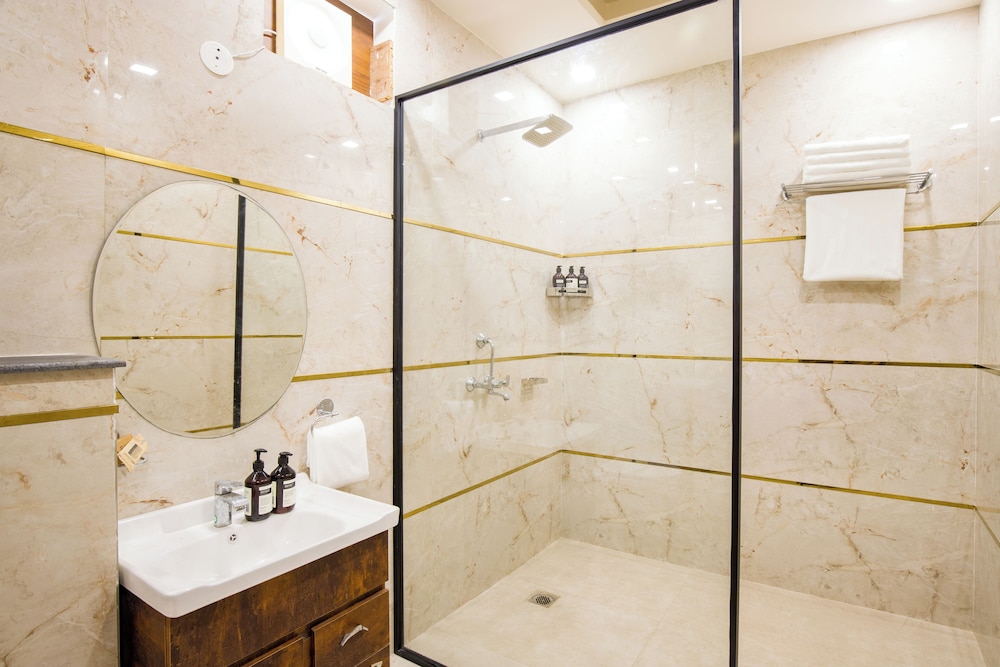 ELIVAAS Ivory Estate Pet-friendly Farm