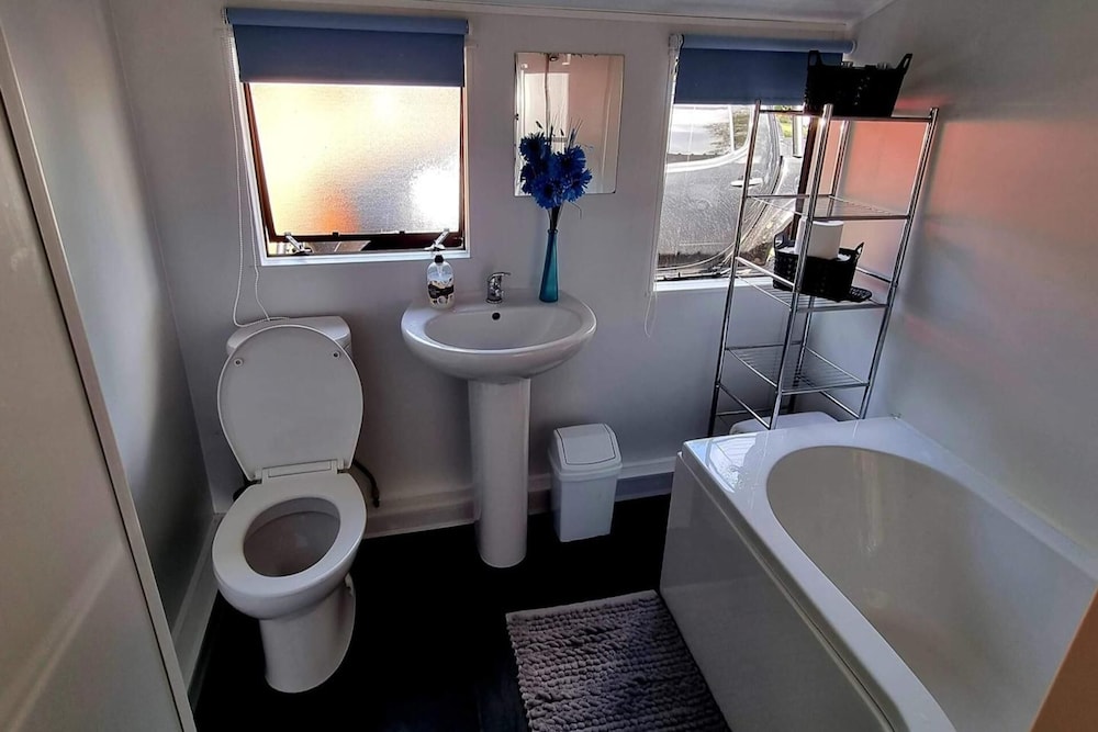 Wildwood Cabin - Sleeps 6, Hot Tub & Parking