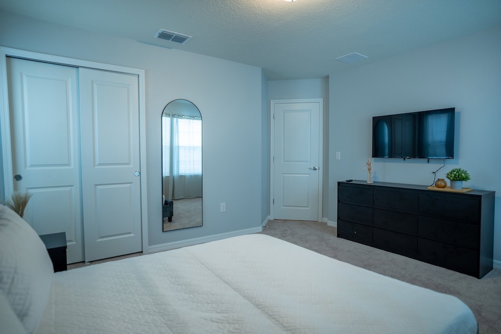 Fun and Relax 10 Bed Home Pool Themed Rooms