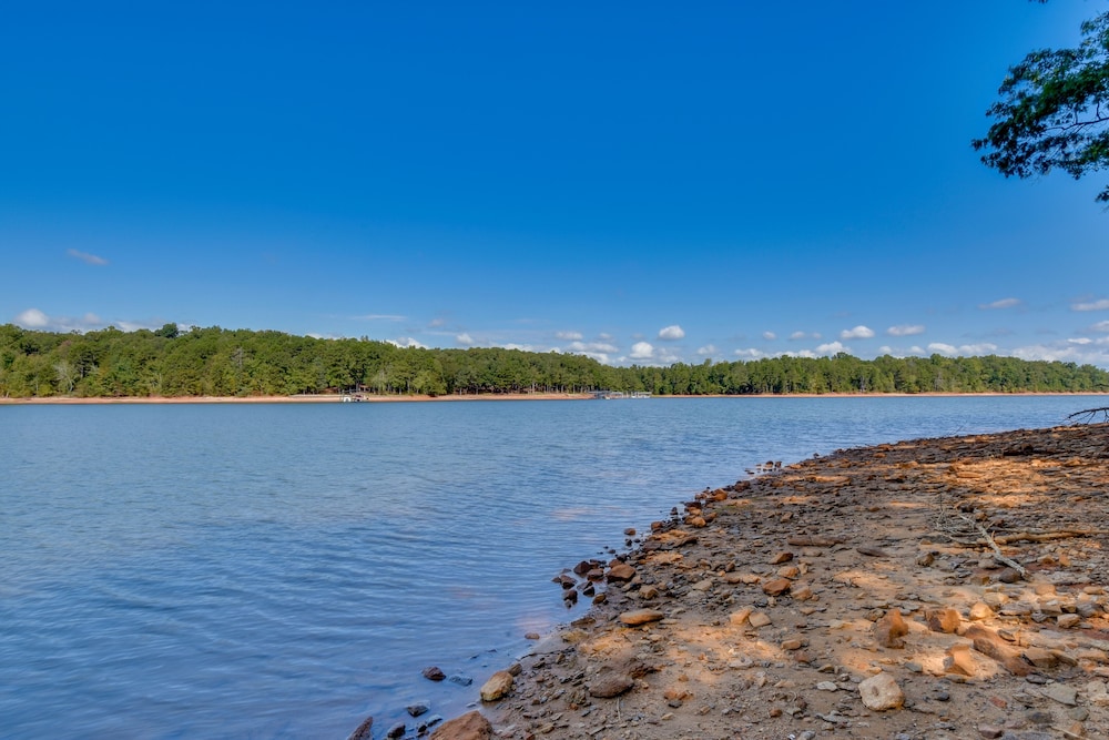 Lakefront Hartwell Retreat w/ Gas Grill  Deck! - Property Image 11