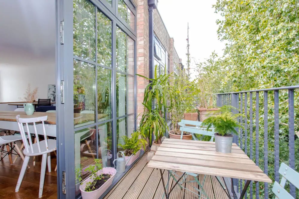 Cosy 2 Bedroom Apartment With Great Outdoor Balcony