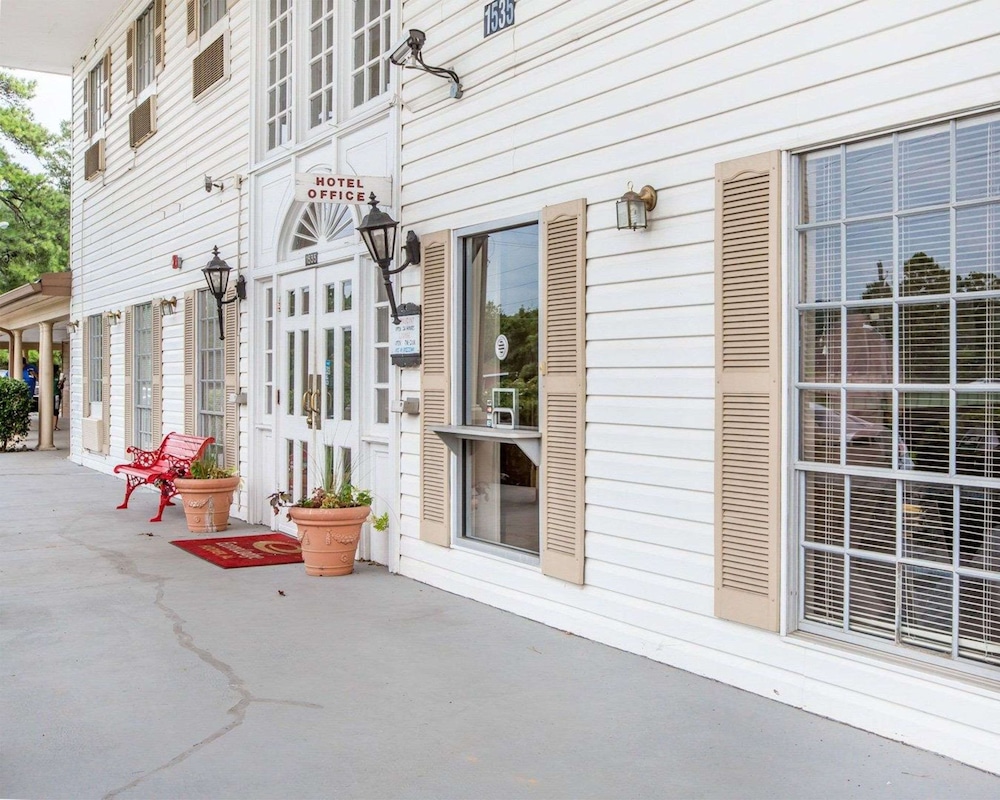 Birmingham Vacations - Econo Lodge - Property Image 1