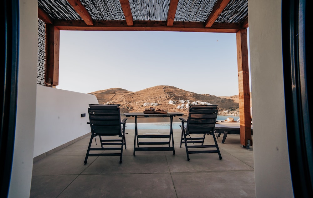 Ble Kythnos Suites view 5