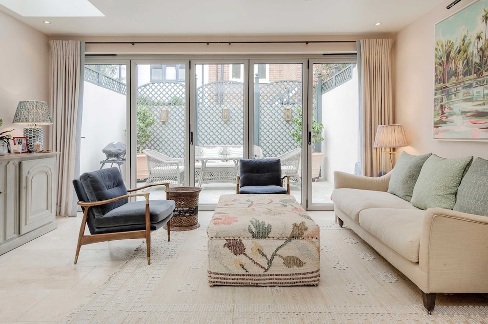Stunning 4 bed Fulham Home With Garden
