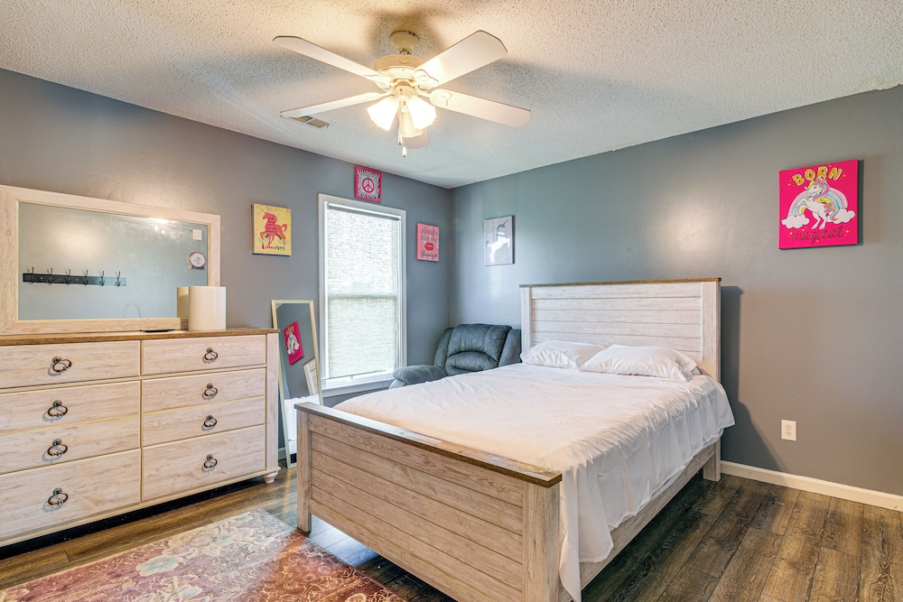 Residential Cul-de-sac: Suburban Memphis Hideaway!