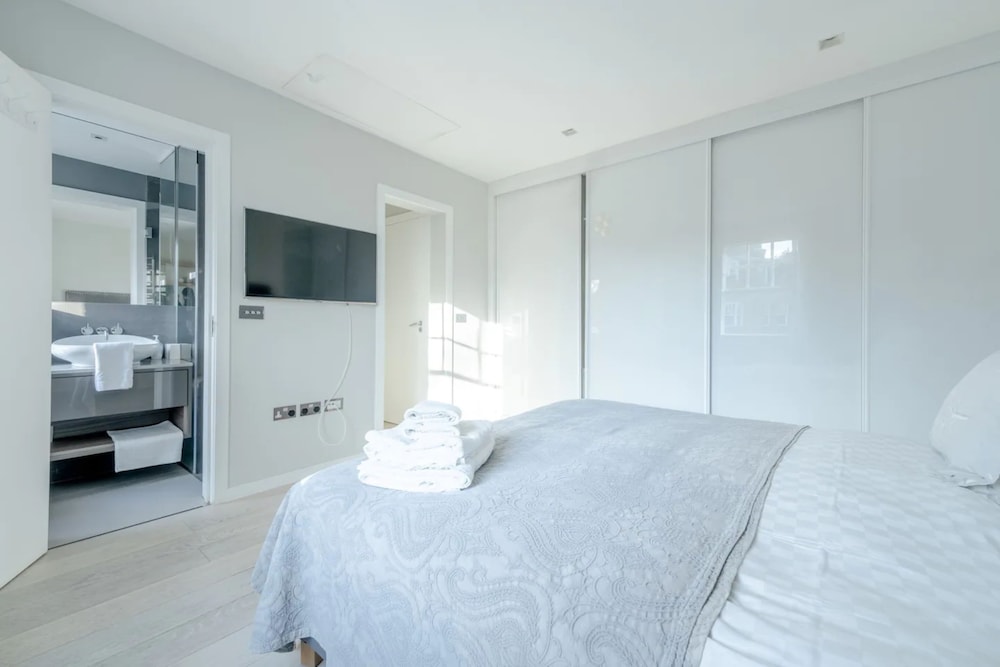 Modern and Luxurious 2 Bedroom Flat - Barons Court