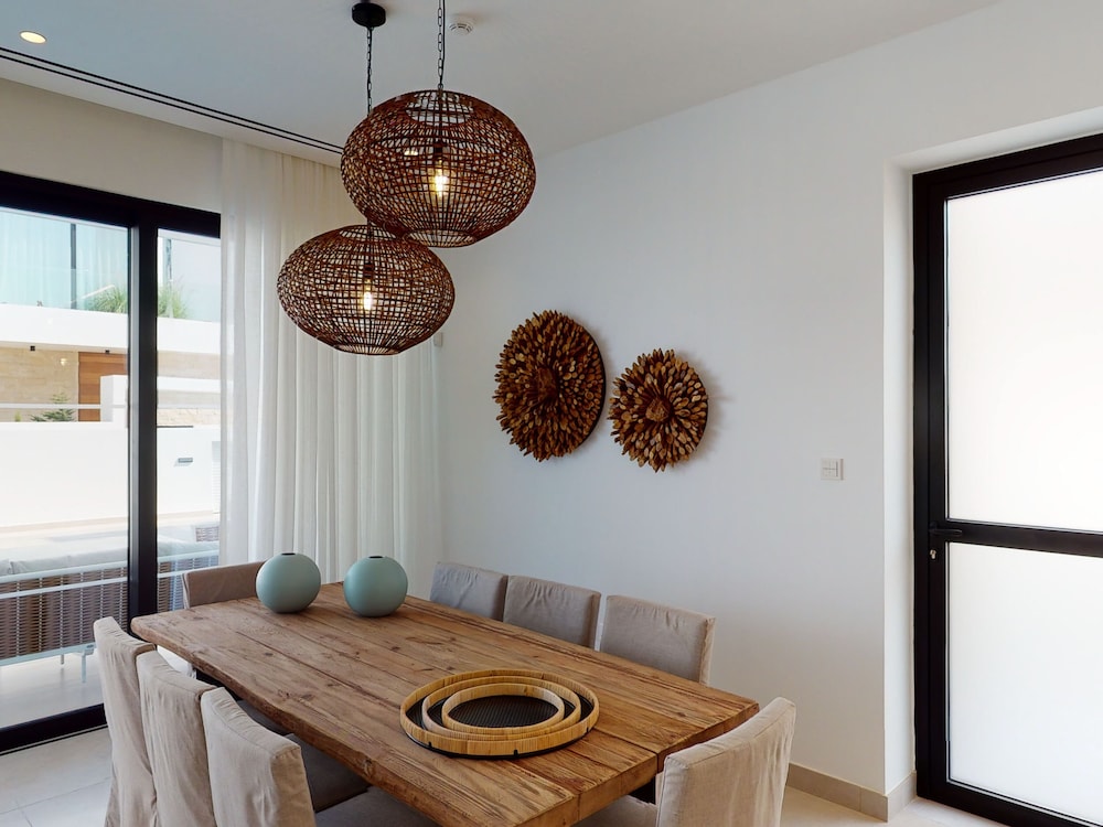 Sanders Konnos Bay Cleo - Amazing 4-bedroom Villa With a Side Sea View