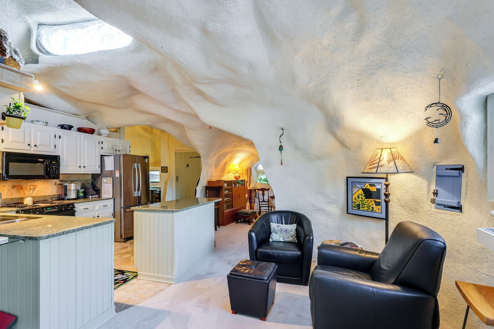 < 6 Mi to Arlington: 'whimsical Stone Abode!'