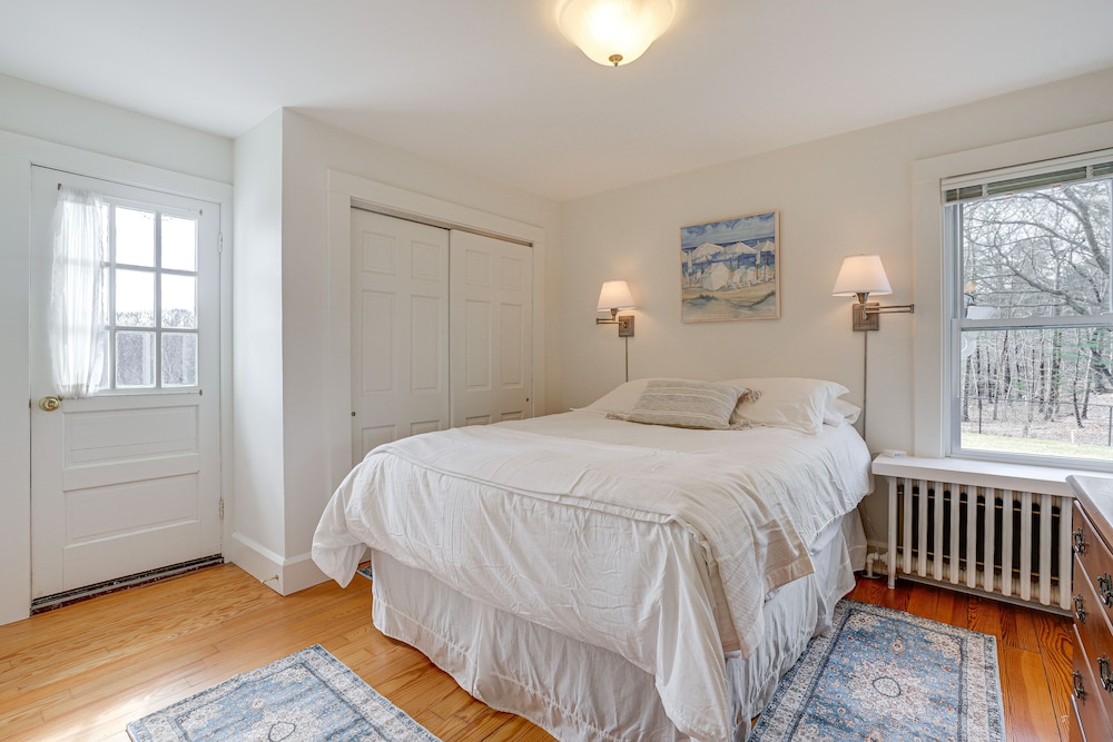 Gloucester Home w/ Large Yard: 1 Mi to Beach!