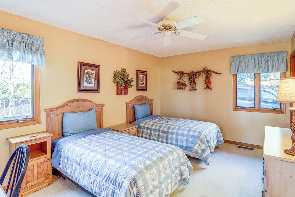 2 Mi to Ski Slopes! Mtn-view Home in Mars Hill