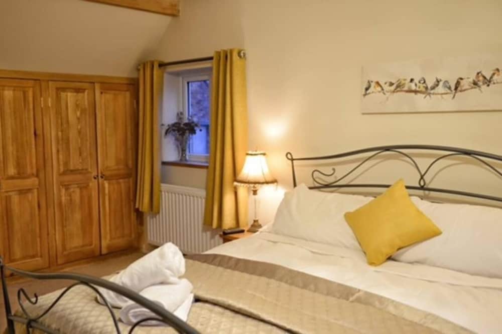 Cosy & Spacious Cottage in Scenic Village With Pub view 5