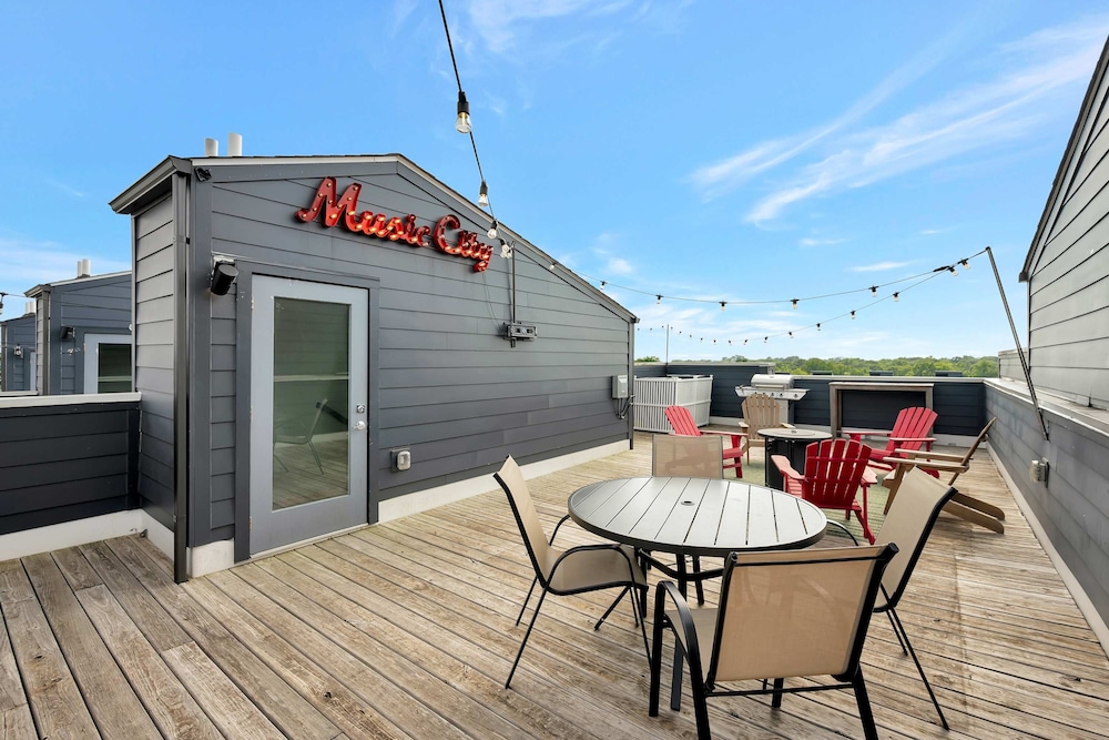 Rooftop Deck Grill Ping Pong Near Downtown Nashville
