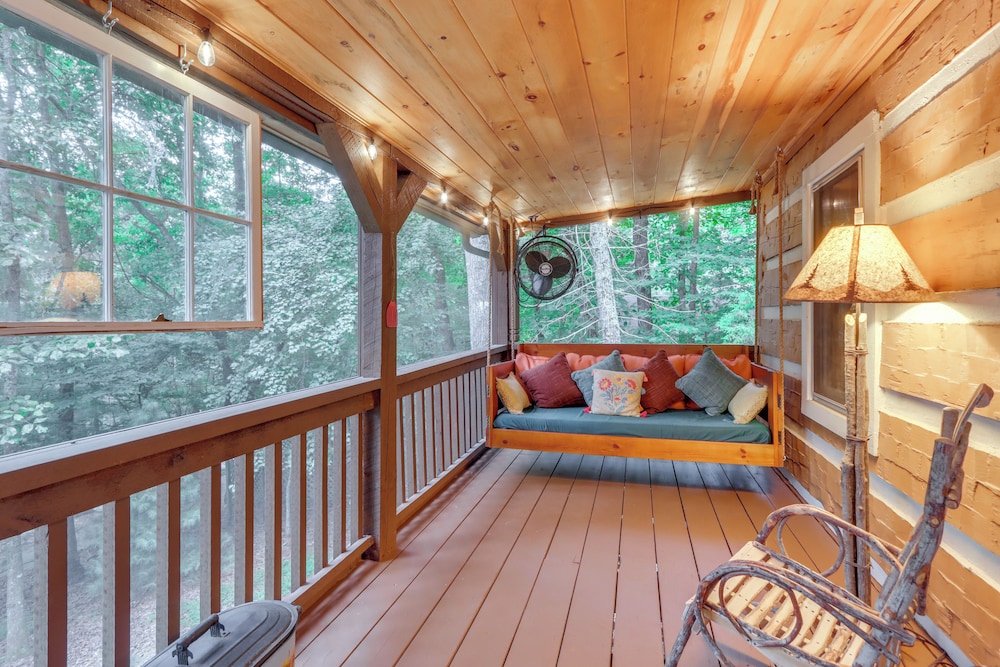 Near Hiking Trails: Hot Tub Haven in Ellijay!