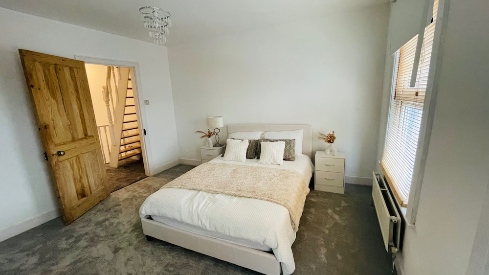 House - Sleeps 6 - Garden - Parking