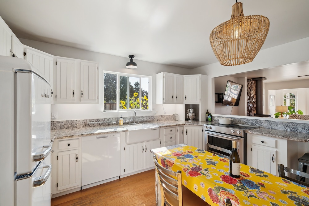 Charming Wine Country Farmhouse W/ Scenic Views 4 Bedroom Home by RedAwning - Property Image 31