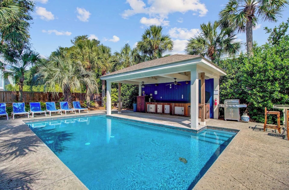 Private Pool, Putting Green & Steps to Isle of Palms Beach Paradise on Palm