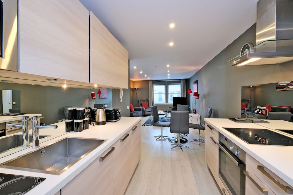Stylish Home Near Aberdeen Station view 3