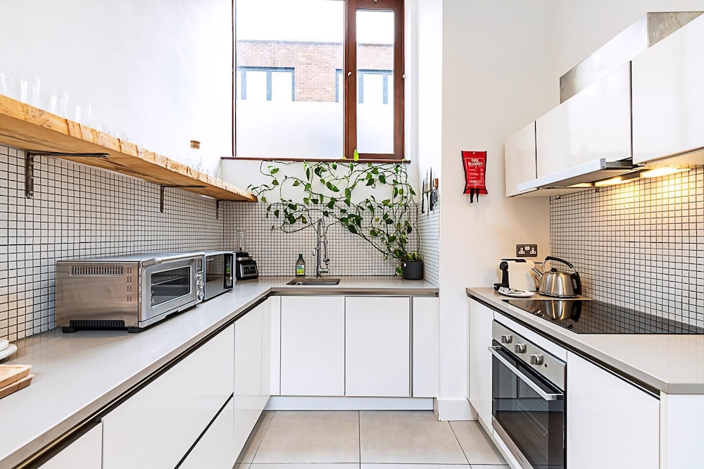 Modern & Airy 2-bed Gem in Trendy Stoke Newington