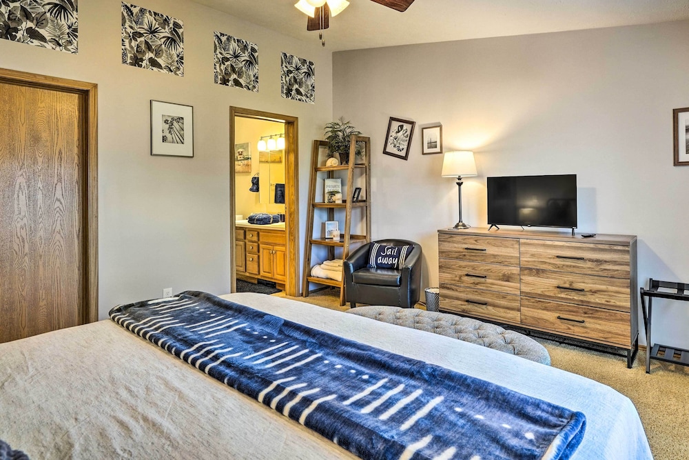 Indian Lake Vacation Rental 1 Mi to Beach! view 4